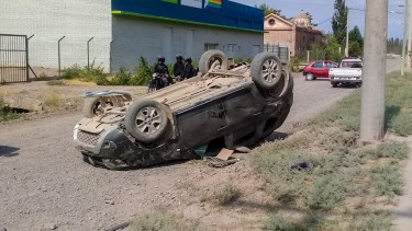Persiguieron a dos ladrones  y volcaron en el centro cipoleño. (Foto gentileza)