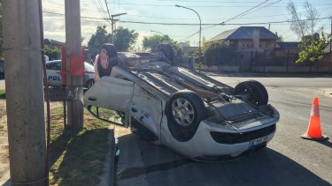 Cipolletti: taxista volcó mientras llevaba a un pasajero. (Foto gentileza)