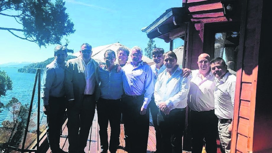 Los representantes del holding, con funcionarios en Bariloche.