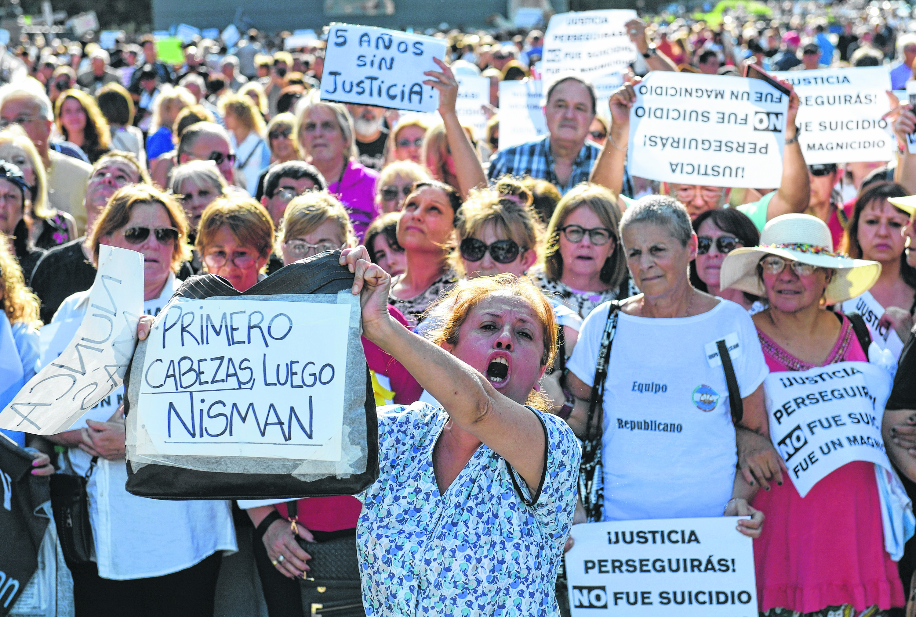 El homenaje a Alberto Nisman, ayer, en la Plaza Ciudad del Vaticano, junto al Teatro Colón, en Buenos Aires.  