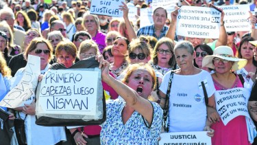 El homenaje a Alberto Nisman, ayer, en la Plaza Ciudad del Vaticano, junto al Teatro Colón, en Buenos Aires.  