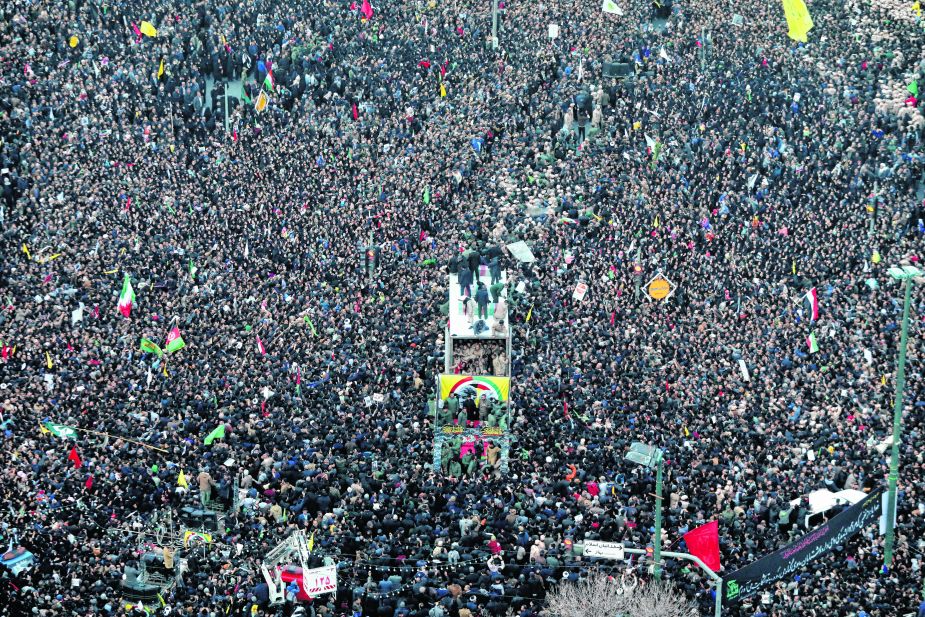 Marea humana.  Cientos de miles de personas salieron a las calles en Ahvaz ayer, en el primero de los tres días de homenaje nacional al general iraní Qasem Soleimani. Foto: Agencia AP.-
