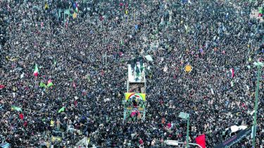 Marea humana.  Cientos de miles de personas salieron a las calles en Ahvaz ayer, en el primero de los tres días de homenaje nacional al general iraní Qasem Soleimani. Foto: Agencia AP.-