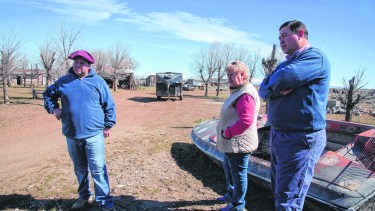 La familia Soto en el campo donde cría sus animales. Foto: archivo