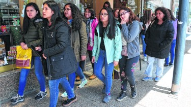 Estudiantes chilenos se pueden ver en estos días en Bariloche, aunque ya no se registran los números de otros años. (Foto: Alfredo Leiva)