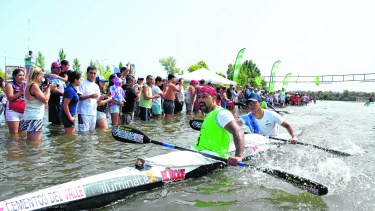 Pasado, presente y futuro, sintetizado en un bote. Néstor y Damián Pinta, padre e hijo, se quedaron con la tradicional competencia. (Foto/ Andrés Maripe)
