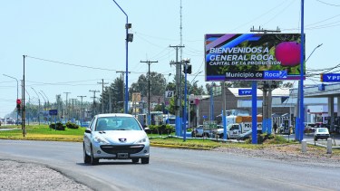 El nuevo cartel, que reemplaza al anterior con los rostros de Carlos y Martín Soria. (Foto: Gonzalo Maldonado)