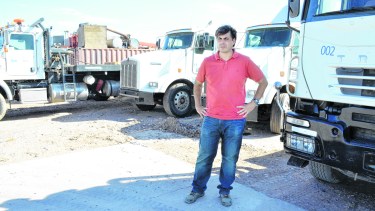 Ayerbe muestra buena parte de la flota que tiene en la ciudad de Neuquén. 