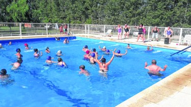 Gimnasia, una de las opciones para llevar a cabo en el agua de la pileta del gremio Sthimpra.
