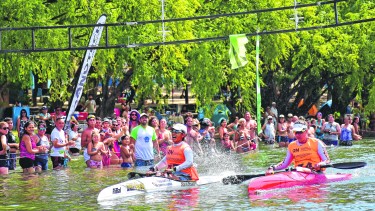 Desahogo y festejo bien roquense. En Paso Córdoba, la representante del Club Del Progreso gana el K1 damas para la etapa denominada “Cecilia Collueque”. FOTO: ANDRES MARIPE