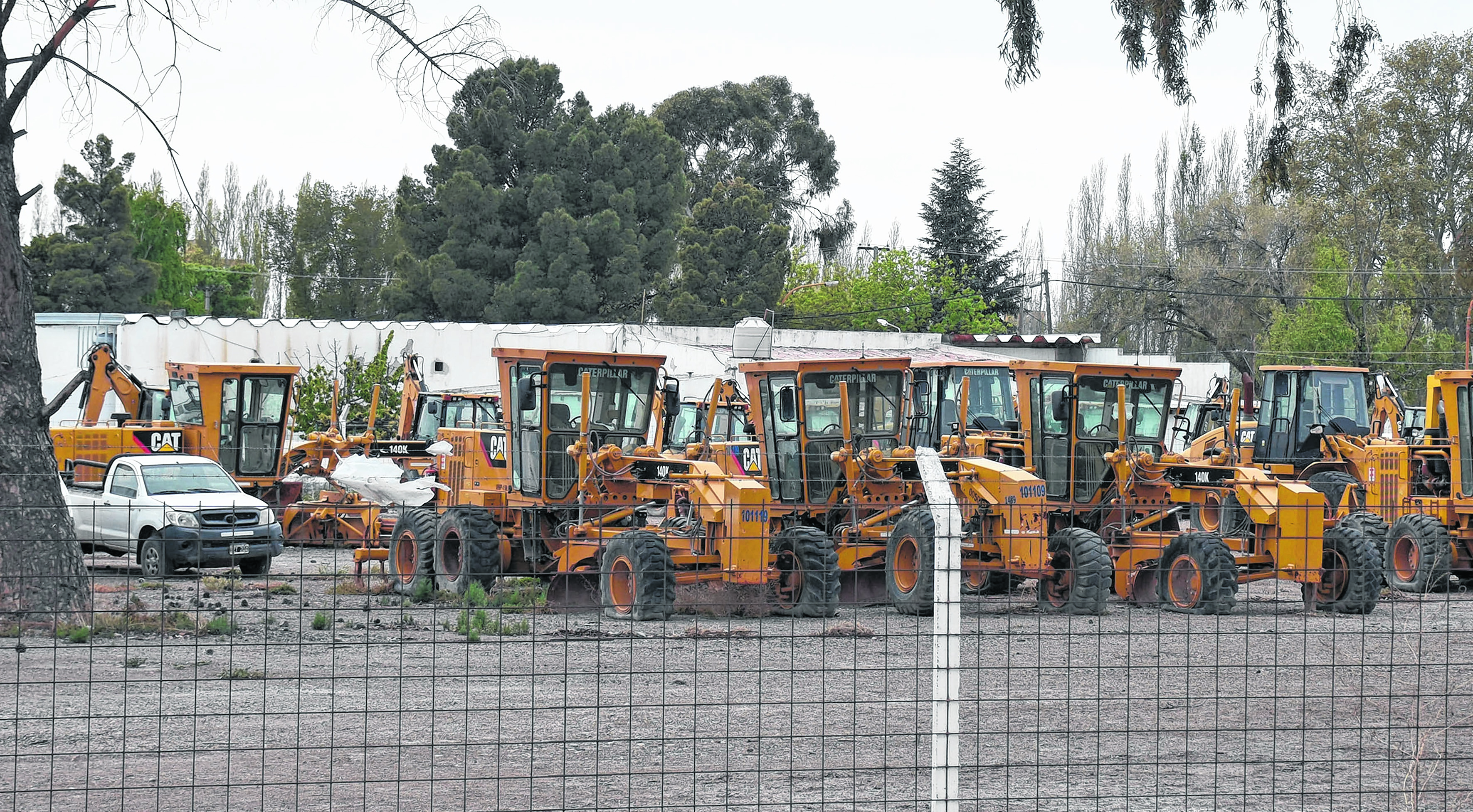 Mucha de la maquinaria pesada y camiones de OPS yace embargada en el predio que la empresa OPStiene a la vera de la Ruta 22. Foto: Florencia Salto.