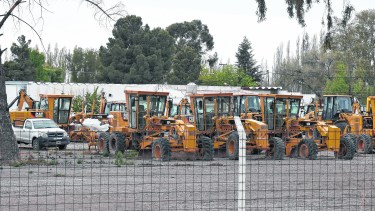 Mucha de la maquinaria pesada y camiones de OPS yace embargada en el predio que la empresa OPStiene a la vera de la Ruta 22. Foto: Florencia Salto.