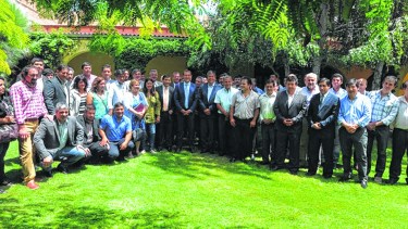 En enero de 2015 el mandatario provincial se reunió con intendentes para comunicar la decisión.   Foto: Archivo. 