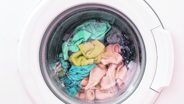 La mayoría de la ropa lleva plástico, así que los microfragmentos van directo al mar.