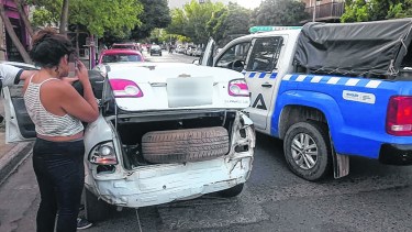 Una pareja fue detenida in fraganti en pleno centro durante la tarde del martes pasado. Atacaron una moderna camioneta.  (Gentileza).-