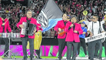 Marcos Camino (acordeón) y Rubén Deicas (voz) vestidos para la ocasión en Paraguay. 