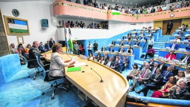 Las máximas autoridades de la provincia, durante la asunción de Carreras y Palmieri. Foto archivo. 