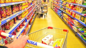 Anuncian reintegros de 15% del IVA en compras de jubilados que cobran la mínima