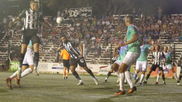 El ex Madryn estuvo activo en su vuelta al Albinegro y el arquero rival le ahogó dos goles. (Foto: Juan Thomes)
