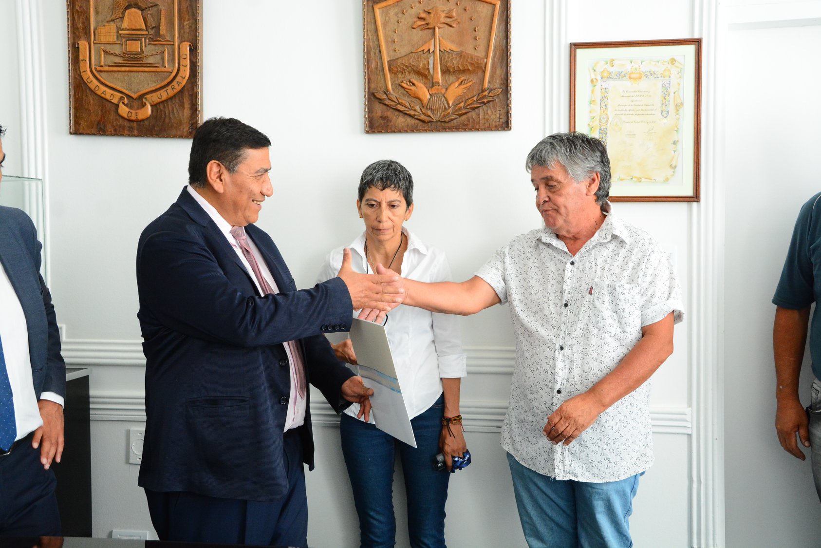 José Rioseco, intendente de Cutral Co, firmó un acuerdo con Sergio Valenzuela, secretario General de ATE Cutral Co. Foto Prensa Municipalidad de Cutral Co