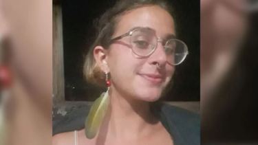 Lucía usa aritos, piercing y anteojos grandes. Tiene 20 años y es oriunda de Neuquén. (Foto: gentileza LMN)