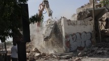 Imagen de Mirá el derrumbe del frente de la histórica Cooperativa Valle Fértil en Roca