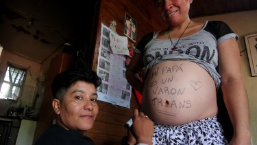 La familia en su casa del barrio Confluencia de Neuquén. Foto Oscar Livera.