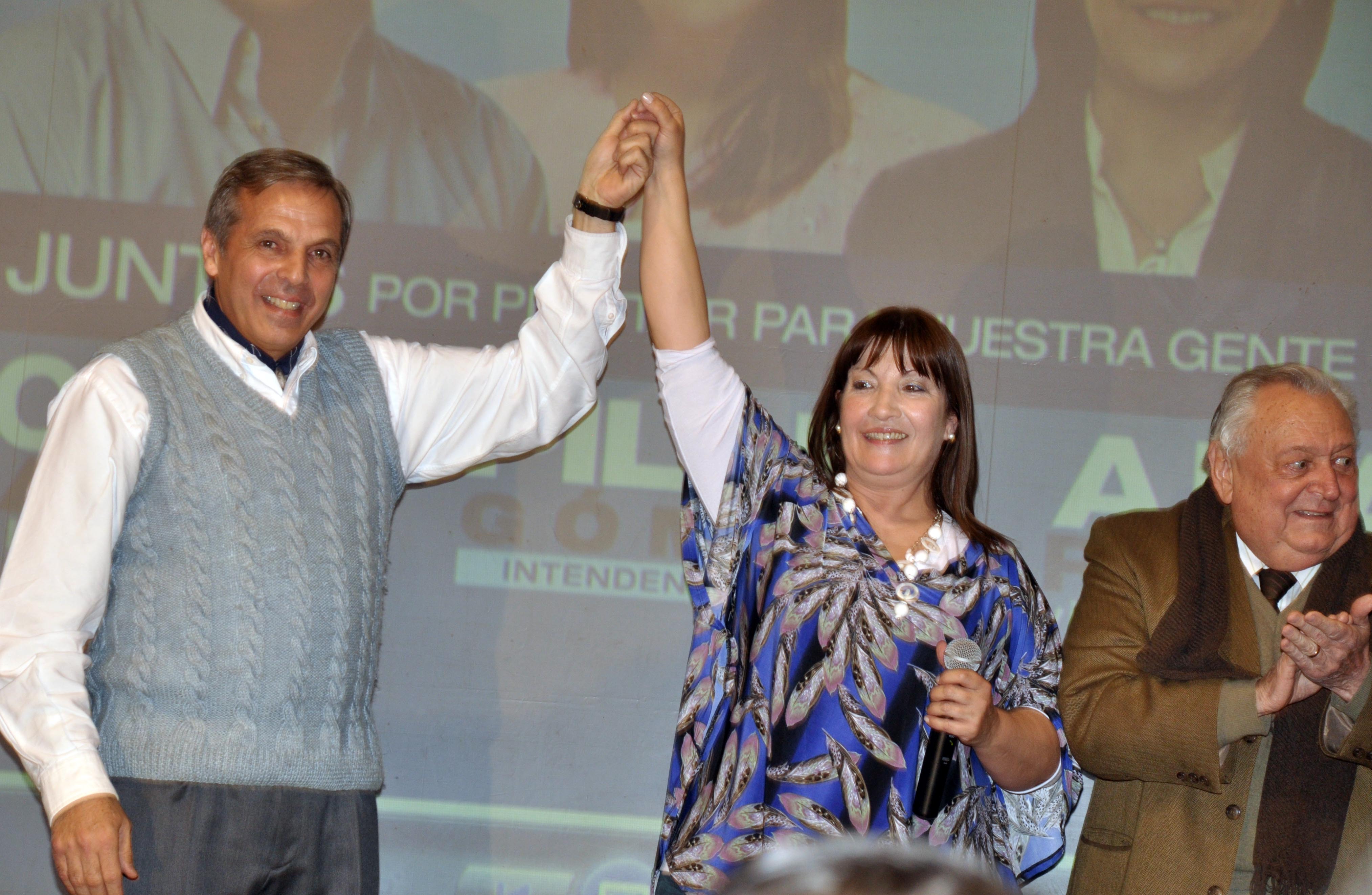 Jorge Sapag, Pilar Gómez y Pedro Salvatori durante un cierre de campaña. Foto: Archivo Yamil Regules. 