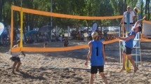 Imagen de El beach vóley ofrece un oasis a la vera del Limay