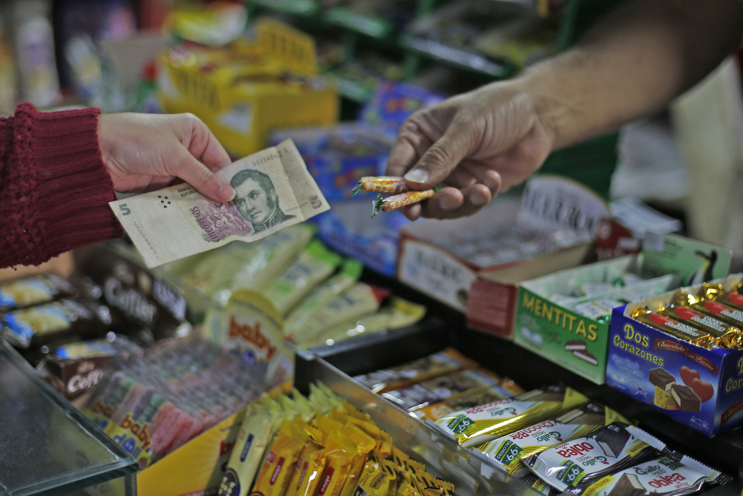 Los comercios están obligados a seguir aceptando los billetes de cinco pesos, hasta que salgan de circulación. ( Juan Thomes).-