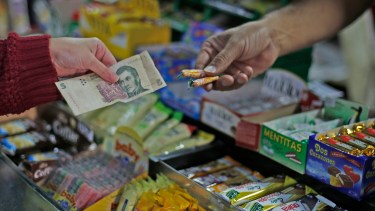 Los comercios están obligados a seguir aceptando los billetes de cinco pesos, hasta que salgan de circulación. ( Juan Thomes).-