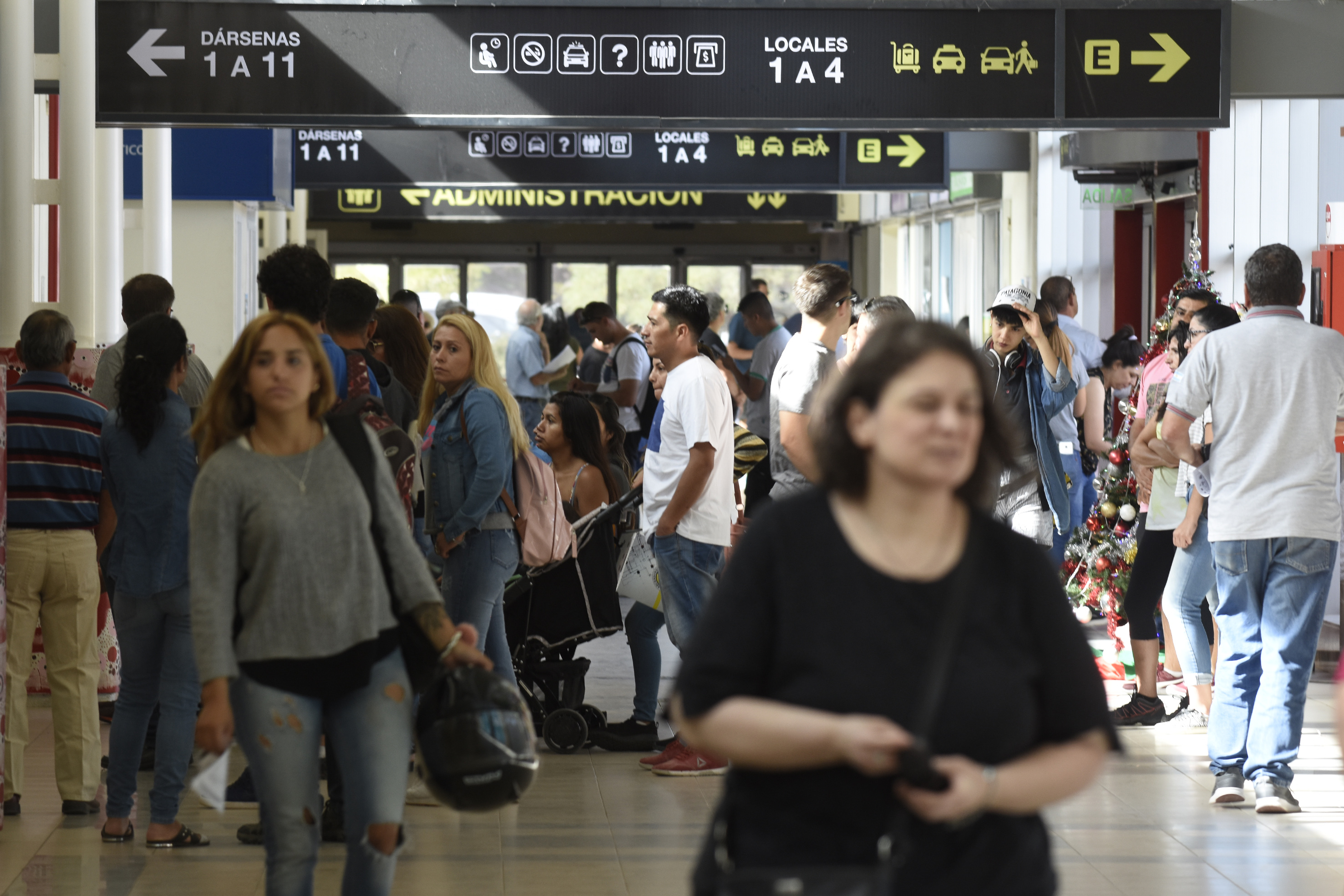 Migraciones busca detectar a quienes hayan llegado de los países de riesgo y circulen por la provincia de Neuquén a través de operativos en las terminales de ómnibus y hoteles. (Foto: Juan Thomes).