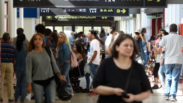 Migraciones busca detectar a quienes hayan llegado de los países de riesgo y circulen por la provincia de Neuquén a través de operativos en las terminales de ómnibus y hoteles. (Foto: Juan Thomes).