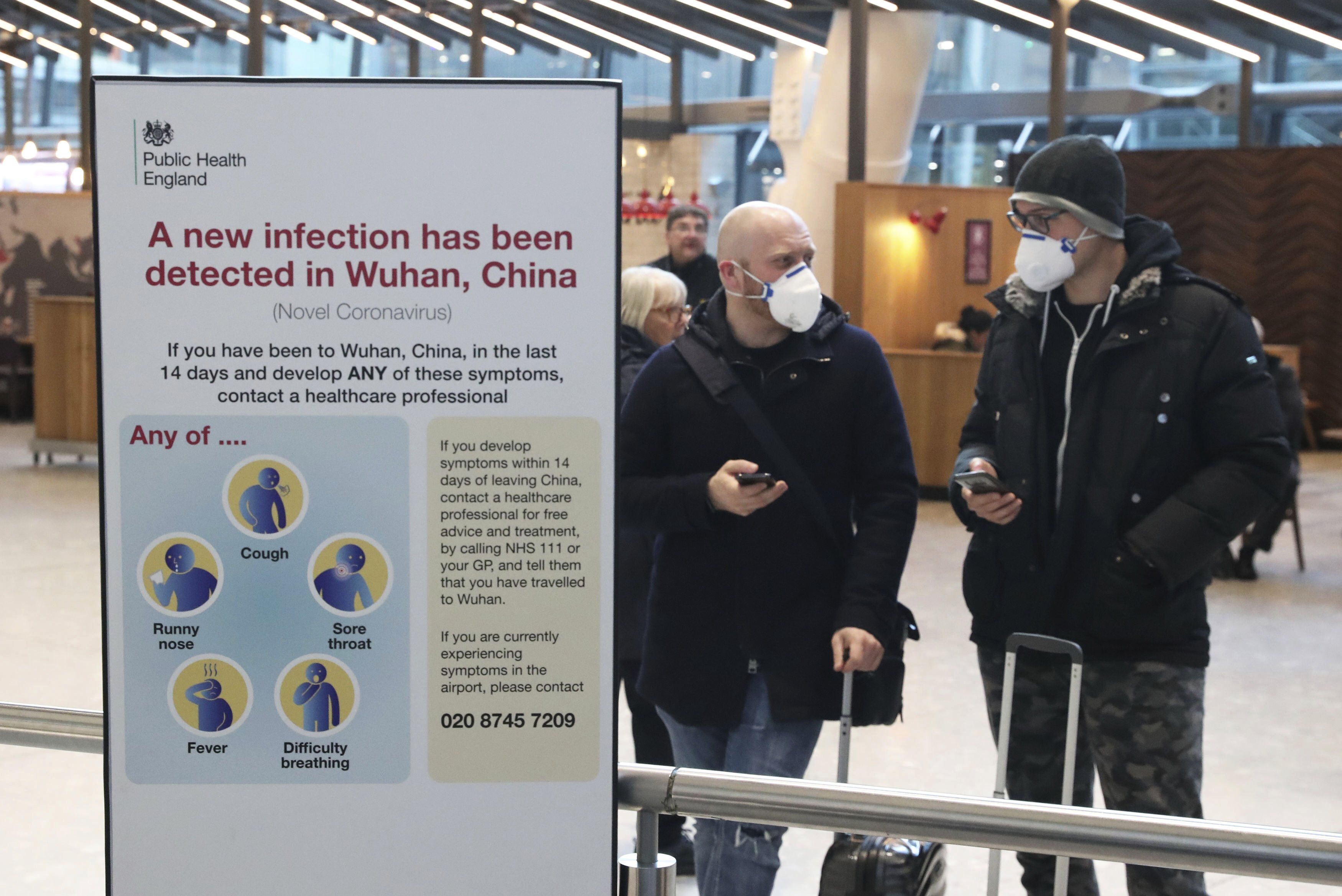 En el aeropuerto de Heathrow, en Londres, anuncian los riesgos del Coronavirus. (Foto AP)