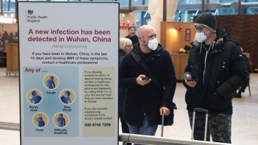 En el aeropuerto de Heathrow, en Londres, anuncian los riesgos del Coronavirus. (Foto AP)