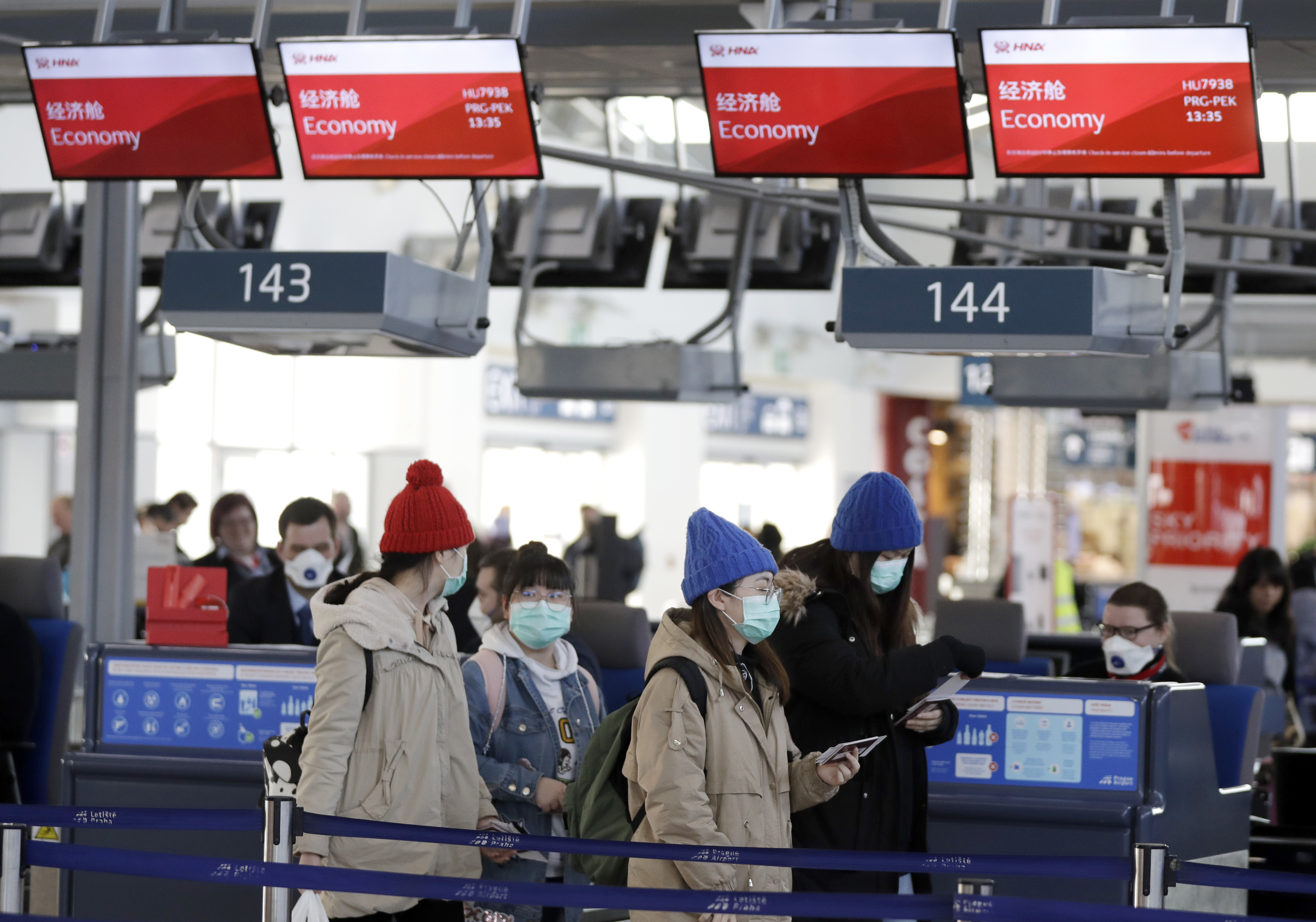 En el check in de un vuelo en Beijing, las máscaras también son protagonistas. (Foto AP)