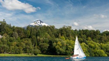 Pucón una ciudad encantadora a los pies del volcán Villarrica, es una de las más elegidas por turistas de la región.
