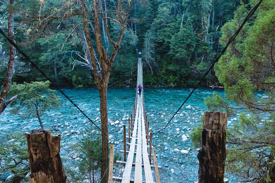 El puente colgante en el río Azul en la Comarca Andina. Foto: Turismo El Bolsón.