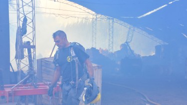 El incendio arrasó con un tinglado y varios tachos de gas oil. (Foto: Andrés Maripe)