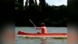 Arabela Carreras se animó al remo en el río Negro