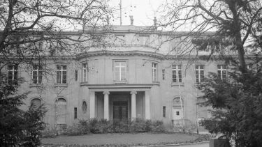 El 20 de enero de 1942, en Wannsee, cerca de Berlín, quince altos funcionarios del Partido Nazi y la administración alemana ratificaron la deportación de judíos de Europa occidental.