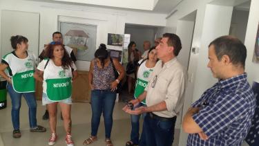 El ministro Colonna hablando con los trabajadores agrupados en ATE que protestaron el 2 de enero en la Casa de las Culturas para reclamar la reincorporación de los despedidos. (Gentileza).-