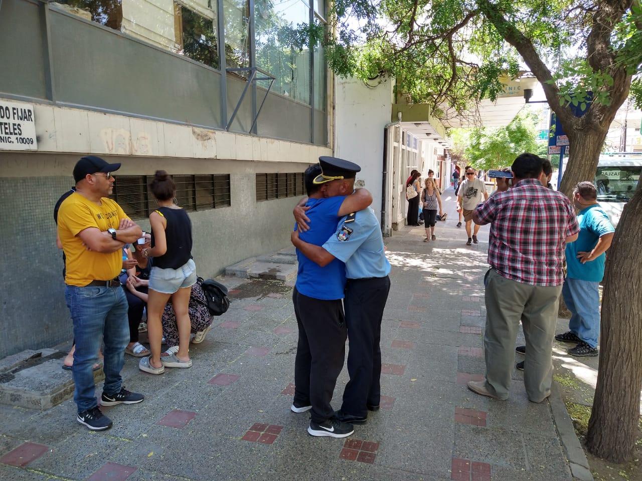 Los familiares de Luis Nahuelcar manifestaron su malestar en las puertas del Policlínico. (Foto: Gentileza.-)
