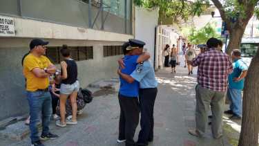 Los familiares de Luis Nahuelcar manifestaron su malestar en las puertas del Policlínico. (Foto: Gentileza.-)