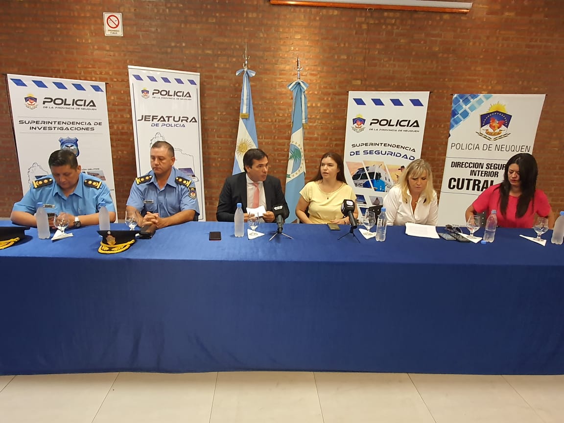 La ministra de Gobierno y Seguridad, Vanina Merlo, junto al jefe de los fiscales, José Gerez, encabezaron la conferencia sobre el homicidio del policía en Cutral Co. (Gentileza Diario LaPuebla.net)