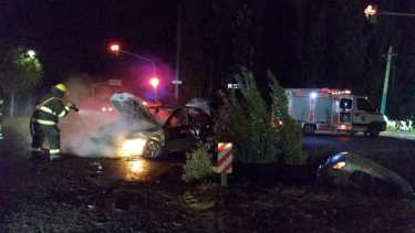 J.J. Gómez: cuatro heridos y dos autos incendiados tras un choque
