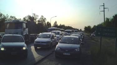 Los municipales de San Patricio del Chañar cortaron la Ruta 7 a primera hora del día. (Gentileza).-