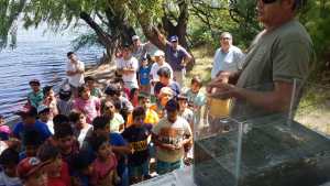 Junto a los niños de la Colonia sembraron 200 mil alevinos en Huergo y Regina