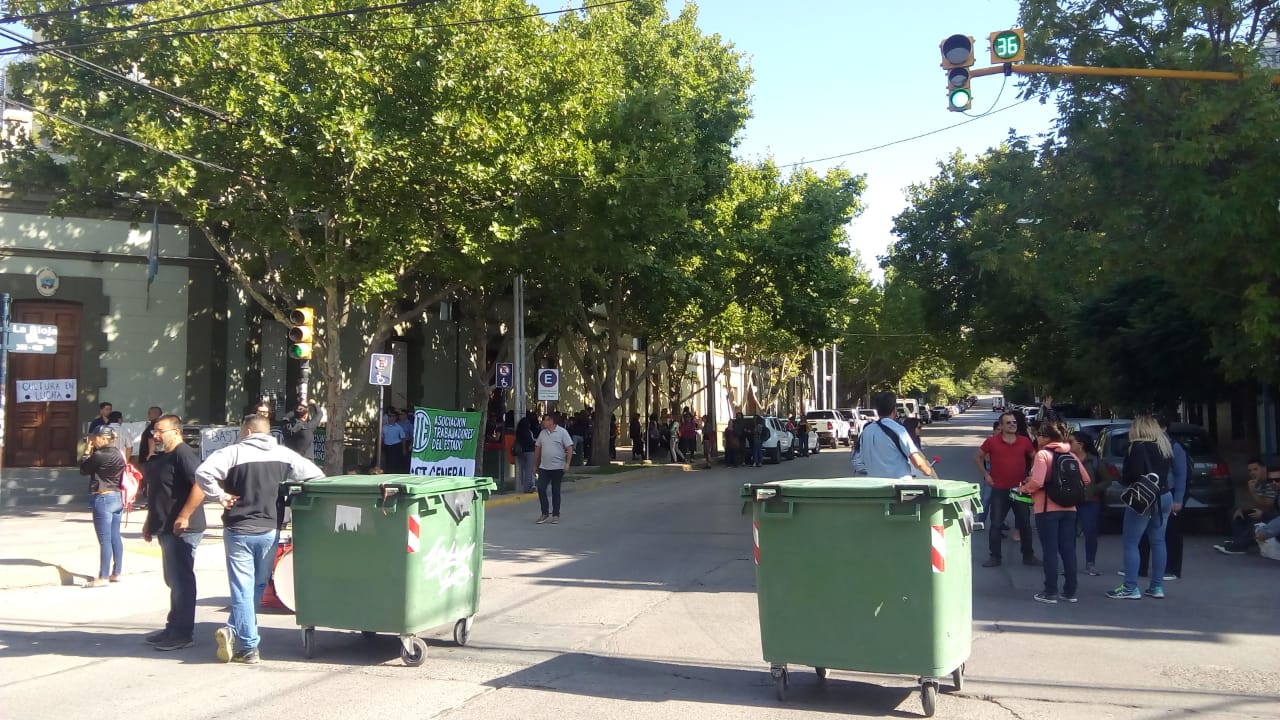 Los trabajadores agrupados en ATE cortaron la calle Rioja, frente a la Casa de Gobierno. 