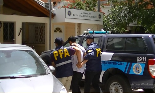 El hombre fue trasladado a la delegación de la Policía Federal en Neuquén. Foto: Gentileza